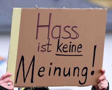 Pappschild: "Hass ist keine Meinung!"