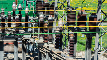 Detalle de algunos de los componentes de una subestación eléctrica cercana a una fábrica