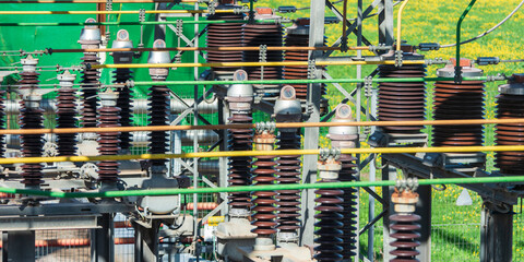 Detalle de algunos de los componentes de una subestación eléctrica cercana a una fábrica