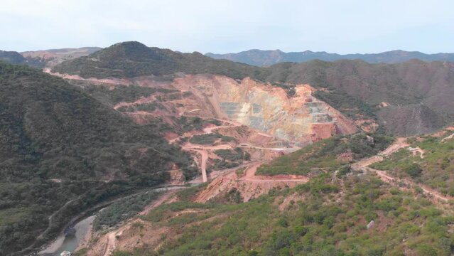 Toma de dron de mina Mulatos en la sierra de Sonora