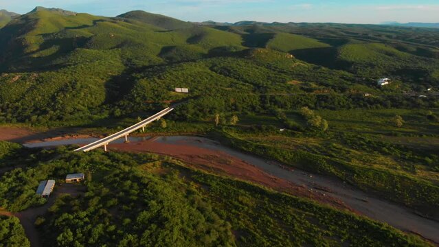 Toma de dron del Puente del R&iacute;o Sonora en la entrada del pueblo de Moctezuma
