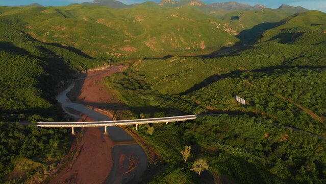 Toma aerea del amanecer en el R&iacute;o Sonora sobre el puente de la entrada al pueblo de Moctezuma Sonora