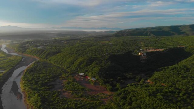 Rio cruzando sobre el campo en un amanecer de verano en la sierra de Sonora, al sur de Moctezuma