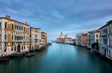 Fototapeta na wymiar Canal Grande y Santa Maria della Salute desde el Puente de la Academia al atardecer, Venecia