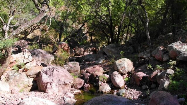 Vuelo de dron al ras de las rocas del rio en Sonora M&eacute;xico