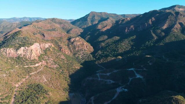Toma de dron de exploraci&oacute;n minera en la sierra del estado de Sonora, M&eacute;xico. monta&ntilde;as boscosas bakjo un hermoso cielo azul