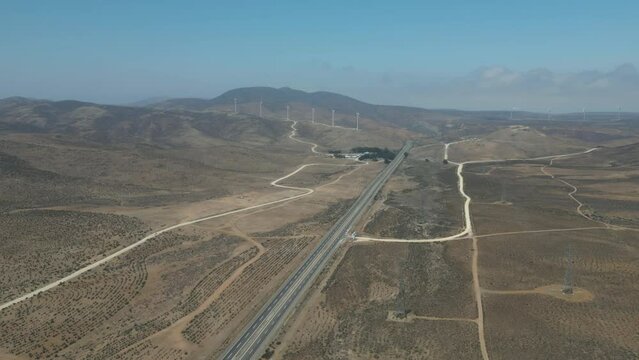Carretera con Aerogeneradores eolicos en la Region de Coquimbo en Chile Energia Eolica