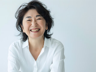 年齢を重ねても変わらぬ笑顔を咲かせる、アジア人シニア女性のポートレート