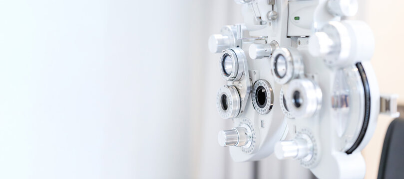 Selective focus of phoropter eyesight measurement testing machine in the optical shop
