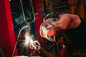 Mecánico, soldador, fuego, taller, moto, auto, fuego, calor, color hombre