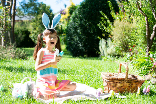 イースターの耳飾りをつけてピクニックをしている女の子