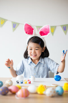 イースターエッグに色を塗っている女の子