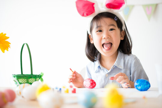 イースターエッグに色を塗っている女の子