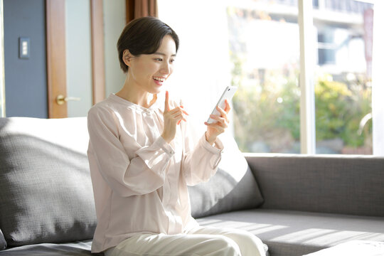 スマートフォンを持つ女性