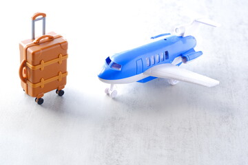 飛行機とスーツケース（キャリーケース）で、旅行のイメージ
