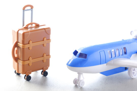 飛行機とスーツケース（キャリーケース）で、旅行のイメージ
