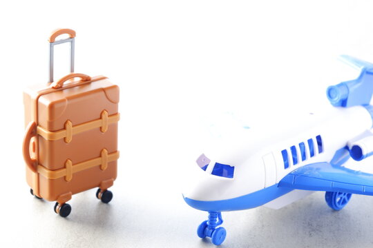 飛行機とスーツケース（キャリーケース）で、旅行のイメージ
