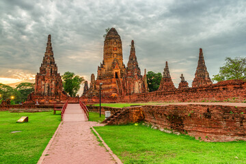 Fototapeta premium Sunset view of Wat Chaiwatthanaram in Ayutthaya, Thailand