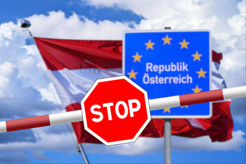 Stoppschild und Schranke an der Grenze zu Österreich