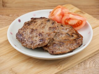 함박스테이크와 신선한 토마토, 식사