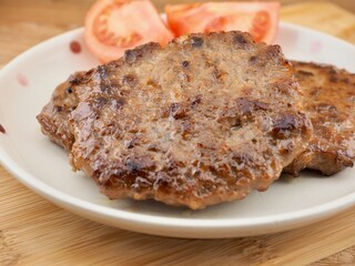 함박스테이크와 신선한 토마토, 식사