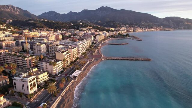 matin ensoleill&eacute; et color&eacute; sur le rivage - Roquebrune cap martin - France