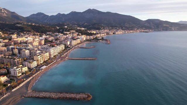 matin de printemps ensoleill&eacute; et color&eacute; sur le rivage - Roquebrune cap martin - France