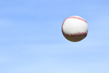 青空と野球ボール
