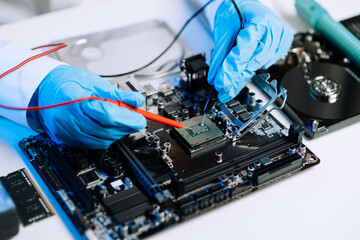 Obraz premium The technician is putting the CPU on the socket of the computer motherboard. electronic engineering electronic repair, electronics measuring and testing, repair.