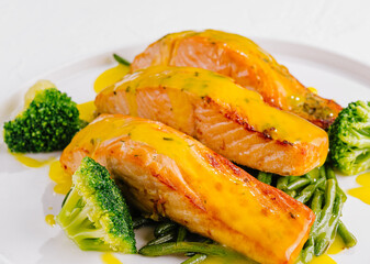 Grilled salmon with asparagus and broccoli