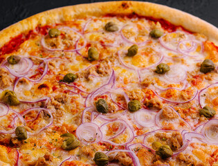 Delicious pizza Tuna with tomatoes, olives, onion and capers