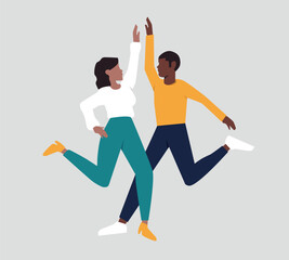 Ein Mann und eine Frau springen auf, um ihren Erfolg zu feiern. Dabei geben sie sich die Hand.