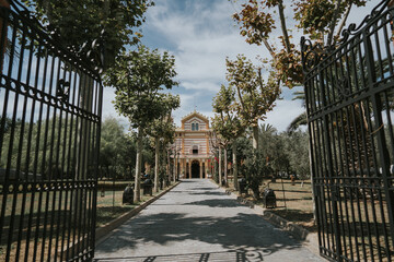 Planta general de la Gran Villa Rosa, arquitectura árabe, hispánica y renacentista. Verja de entrada - obrazy, fototapety, plakaty
