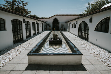 Fuente rectangular de un patio exterior de Gran Villa Rosa. Arquitectura de estilo árabe.