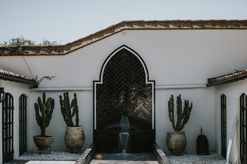 Fuente en el patio exterior de Gran Villa Rosa. Arquitectura de estilo árabe.