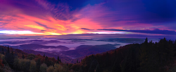 Wschód słońca na Jaworzynie Krynickiej jesienią. Piękne krajobrazy. © rogozinski