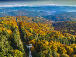 Lot nad Jaworzyną Krynicką jesienią. Piękne krajobrazy.