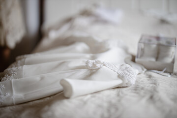 białe ubranie na chrzest święty dla dziewczynki  - obrazy, fototapety, plakaty