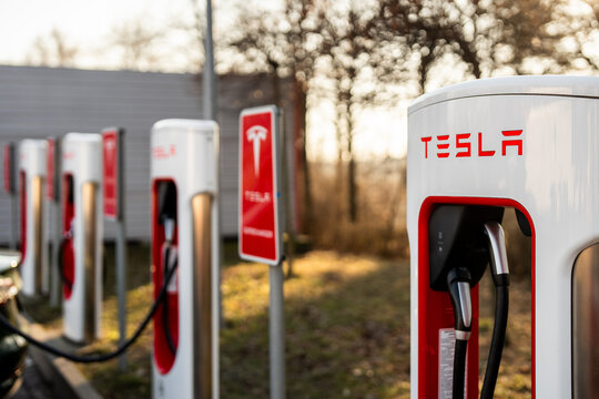 Ładowarki Tesla na stacji benzynowej Orlen - ładowanie samochodów elektrycznych,