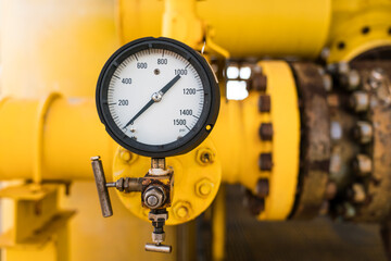 PSI pressure gauge Inside the offshore petroleum pipeline. - obrazy, fototapety, plakaty