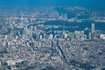 横浜の臨海部を上空から眺める