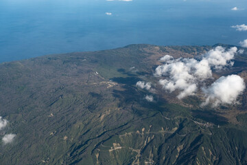 伊豆大島の三原山を上空から眺める