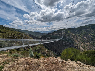 Fototapeta na wymiar Explorando a elegância da ponte metálica suspensa sobre o rio Paiva em Arouca, Portugal