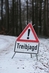 Warnschild Treibjagd an einem Waldweg, Deutschland