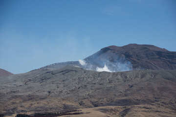 噴煙を上げる中岳