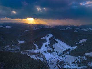  Lot nad stacją narciarską Tylicz-Ski w Tyliczu zimą. Zimowy krajobraz. - obrazy, fototapety, plakaty