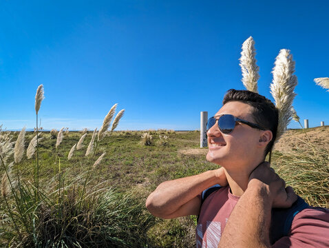 Explora&ccedil;&atilde;o serena: Jovem turista desfrutando de um passeio relaxante no campo sob um sol radiante
