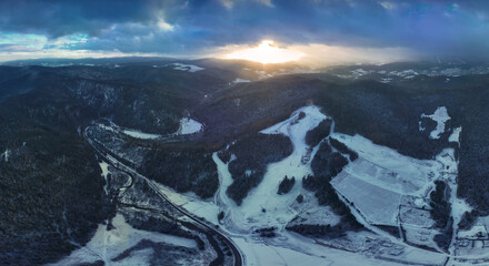 Lot nad Tyliczem o zachodzie słońca zimą. Zimowy krajobraz.