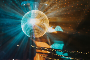 
Una bola de espejos o bola de discoteca o simplemente bola de discoteca. Es un objeto esférico que refleja la luz en varias direcciones, produciendo un efecto visual complejo.  - obrazy, fototapety, plakaty