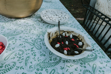 Plato con pasta de henna, dulces blancos y rojos sobre la mesa. Ceremonia de henna antes de la boda...